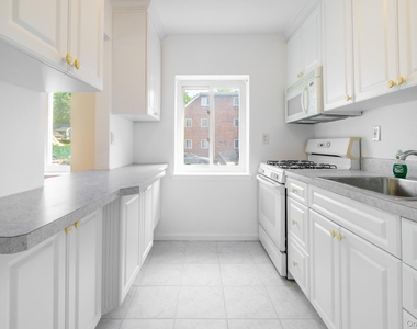 838 Pelhamdale Avenue - Photo Thumbnail 6