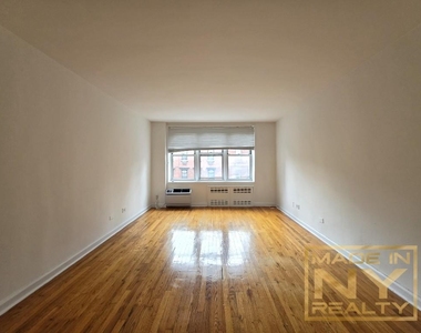 320 W 30th Street - Photo Thumbnail 6