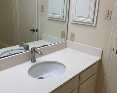 806 W 24th St - Photo Thumbnail 7