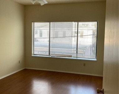 806 W 24th St - Photo Thumbnail 5