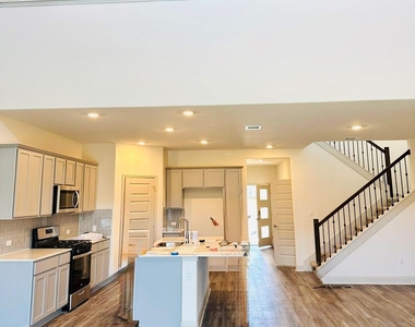 17824 Bassano Ave - Photo Thumbnail 5