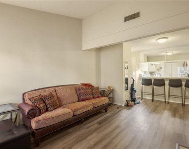 806 W 24th St - Photo Thumbnail 3