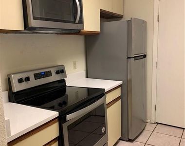 807 W 25th St - Photo Thumbnail 2