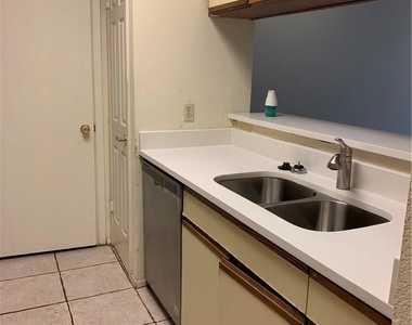 807 W 25th St - Photo Thumbnail 3