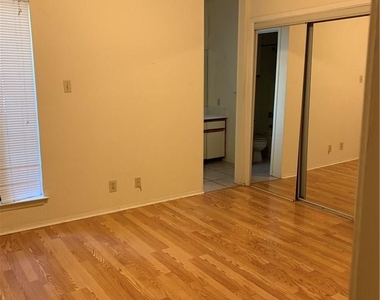 807 W 25th St - Photo Thumbnail 4