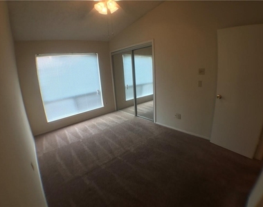 806 W 24th St - Photo Thumbnail 4