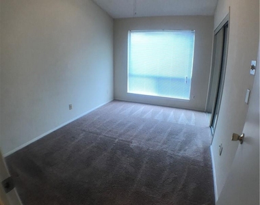 806 W 24th St - Photo Thumbnail 3
