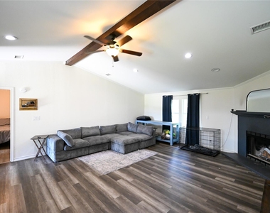 4815 Eck Ln - Photo Thumbnail 3