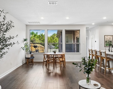 2500 Forest Creek Dr - Photo Thumbnail 7