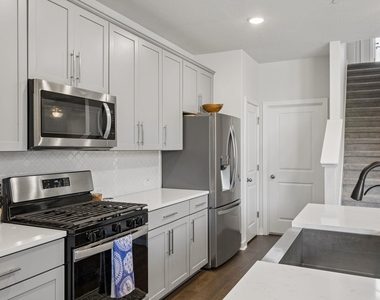 2500 Forest Creek Dr - Photo Thumbnail 14