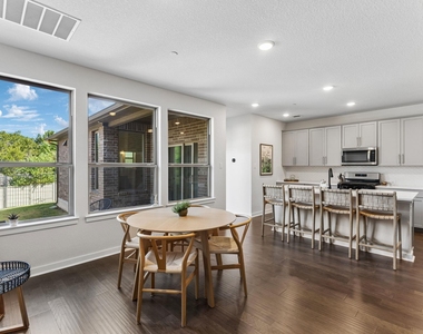 2500 Forest Creek Dr - Photo Thumbnail 10