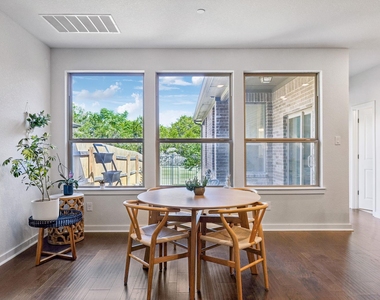 2500 Forest Creek Dr - Photo Thumbnail 11