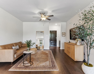 2500 Forest Creek Dr - Photo Thumbnail 6