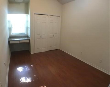 706 W 24th St - Photo Thumbnail 5