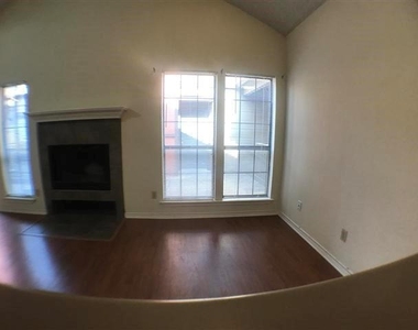 706 W 24th St - Photo Thumbnail 4