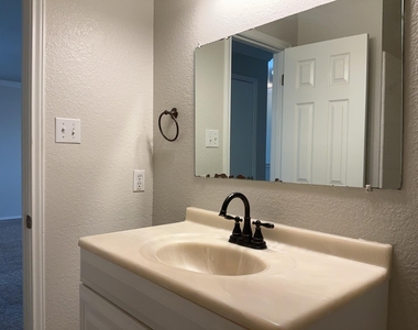 502 Country Estates Dr - Photo Thumbnail 19