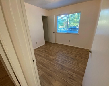 2402 Dove Springs Dr - Photo Thumbnail 12