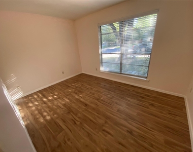2402 Dove Springs Dr - Photo Thumbnail 10
