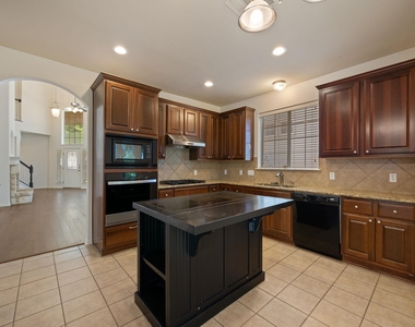 7901 Southwest Pkwy - Photo Thumbnail 12