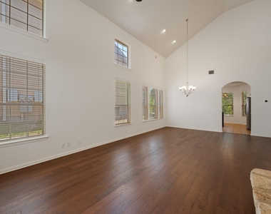 7901 Southwest Pkwy - Photo Thumbnail 3
