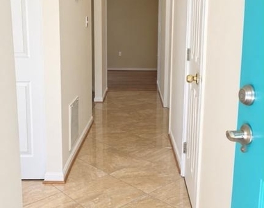 185 Meadows Lane Ne - Photo Thumbnail 16