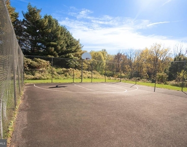 1262 Oxford Circle - Photo Thumbnail 32