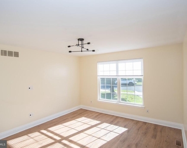 1262 Oxford Circle - Photo Thumbnail 3