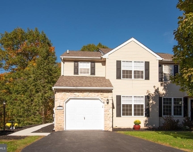 1262 Oxford Circle - Photo Thumbnail 1