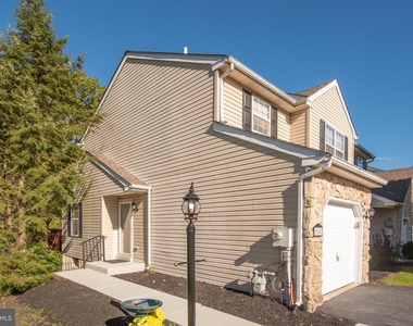 1262 Oxford Circle - Photo Thumbnail 2