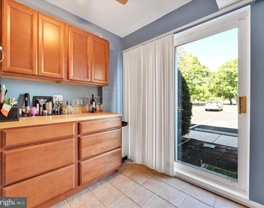 212 Saratoga Court - Photo Thumbnail 8