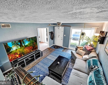 212 Saratoga Court - Photo Thumbnail 5