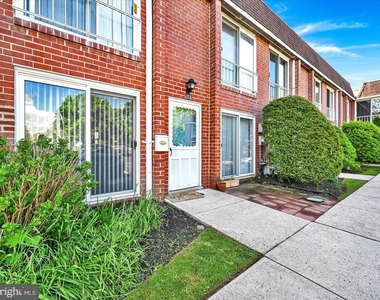 212 Saratoga Court - Photo Thumbnail 1