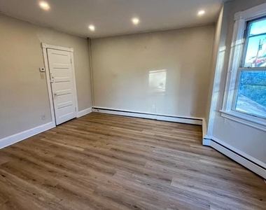 345 Garfield Avenue - Photo Thumbnail 6