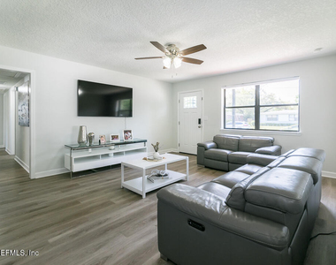6221 Ashwood Lane - Photo Thumbnail 3