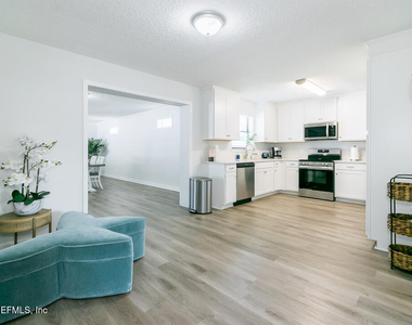 6221 Ashwood Lane - Photo Thumbnail 4