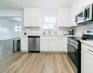 6221 Ashwood Lane - Photo Thumbnail 7