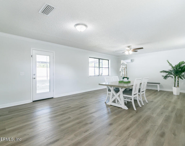 6221 Ashwood Lane - Photo Thumbnail 9