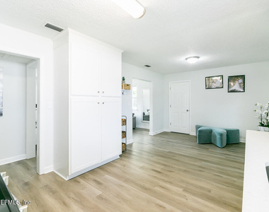 6221 Ashwood Lane - Photo Thumbnail 5