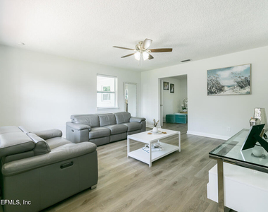 6221 Ashwood Lane - Photo Thumbnail 2