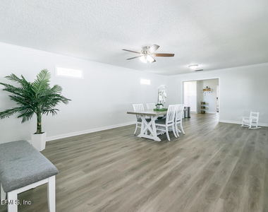 6221 Ashwood Lane - Photo Thumbnail 8