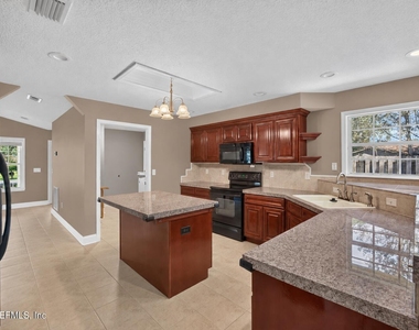 1006 Clay Street - Photo Thumbnail 10