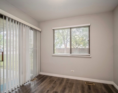 1112 Scanlon Drive - Photo Thumbnail 4