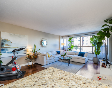 2930 N Sheridan Road - Photo Thumbnail 4