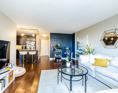 2930 N Sheridan Road - Photo Thumbnail 3