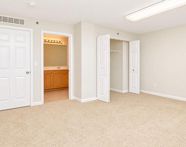 4756 N Lamon Avenue - Photo Thumbnail 9