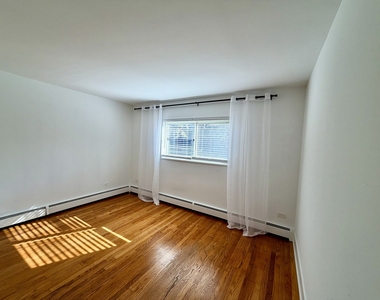 526 W Roscoe Street - Photo Thumbnail 8