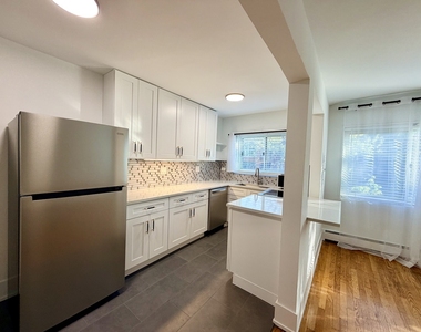 526 W Roscoe Street - Photo Thumbnail 2