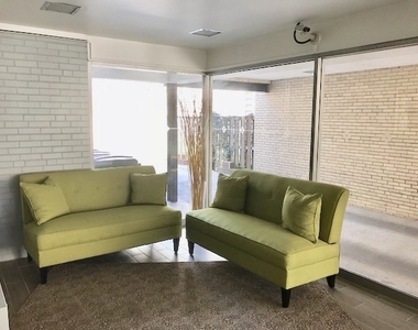 526 W Roscoe Street - Photo Thumbnail 13