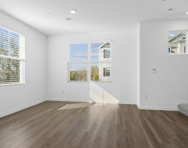 559 Yosemite Way - Photo Thumbnail 5