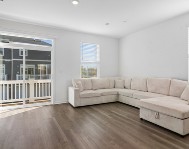 559 Yosemite Way - Photo Thumbnail 2